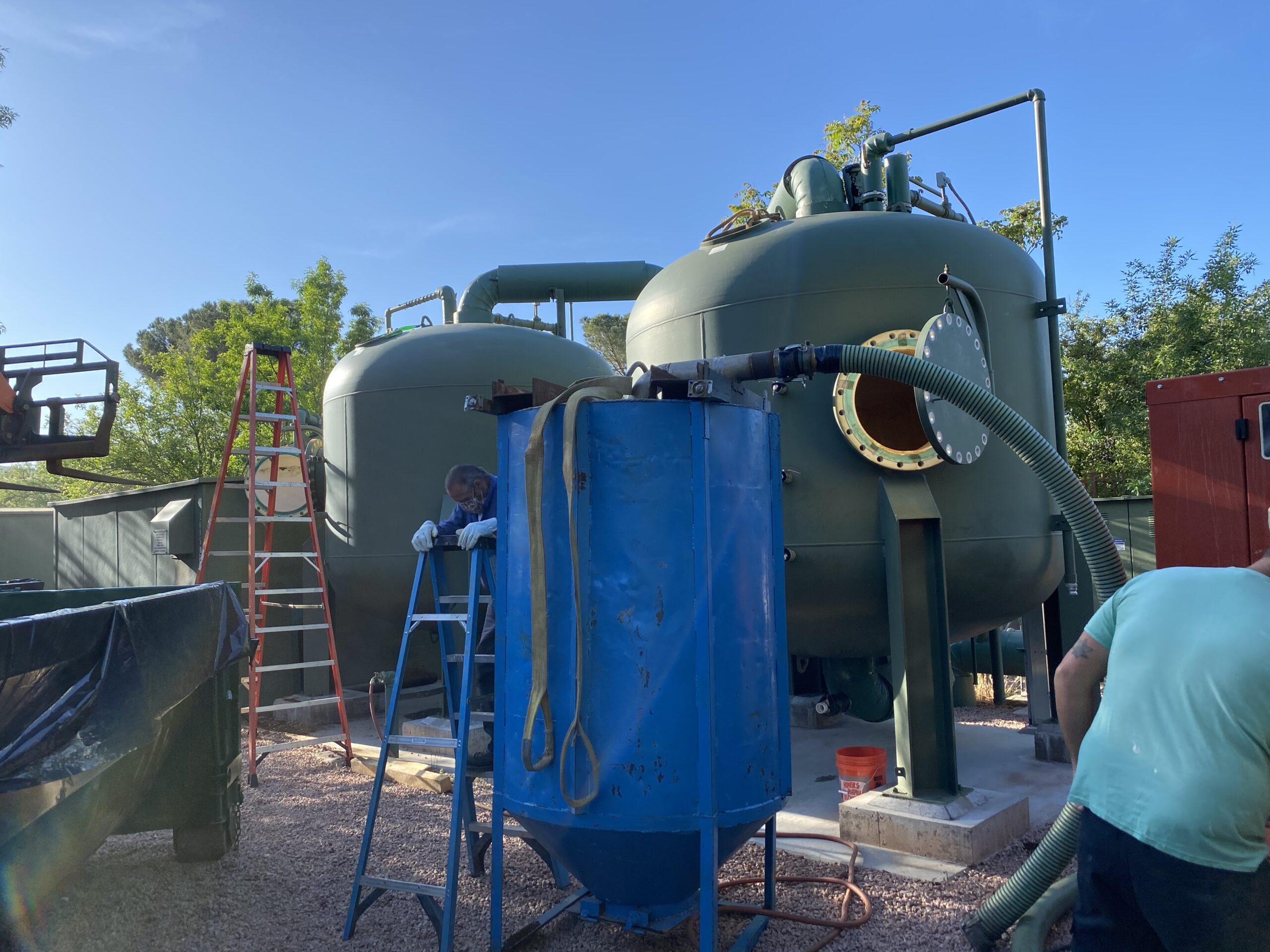 Water treatment filtration vessels during media change-out service
